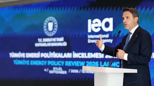 Bakan Bayraktar'dan 2035 vizyonu: Türkiye'nin enerji rotası elektrikli araçlarla değişecek
