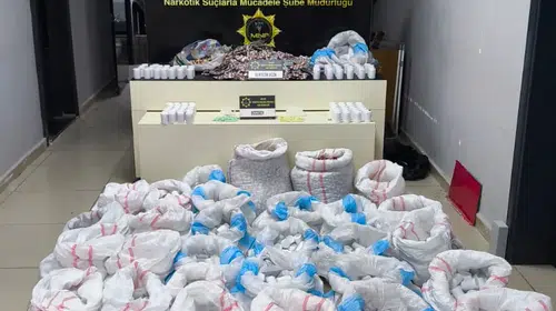 Mersin'de dev uyuşturucu operasyonu: Hastane otoparkındaki minibüsten cephanelik çıktı