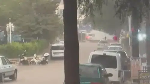 Elmalı'da ani yağış hayatı felç etti: Pazar yeri sular altında kaldı