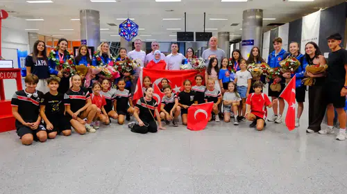 İspanya'dan madalyayla döndüler: Genç cimnastikçilere İzmir'de görkemli karşılama