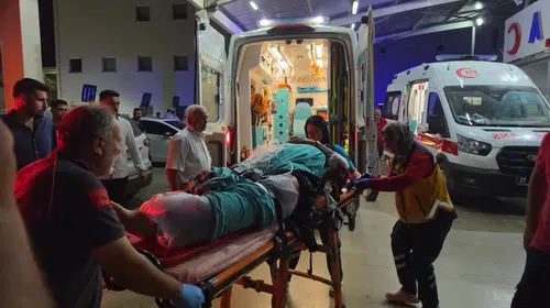 Kozan'da korkunç kaza: Bariyerle araç arasına sıkışan yaya yaşam mücadelesi veriyor