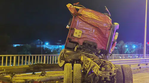 Afyonkarahisar'da dehşet anları: TIR köprüde asılı kaldı