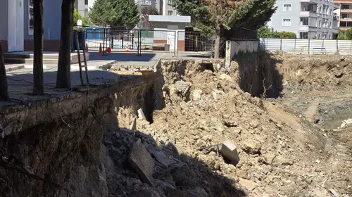 Mudanya'da korkutan çökme: Okul bahçesi inşaat kazısı nedeniyle zarar gördü