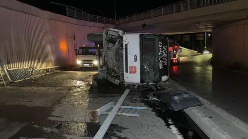 Avcılar'da gece yarısı dehşeti: Asfalt kamyonu alt geçide uçtu