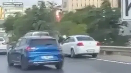 Pendik'te dehşet anları: Emniyet şeridindeki motosikletliye arkadan çarptı