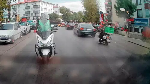 Selam vereyim derken kaza yaptı: Kuryenin dikkatsizliği kamerada