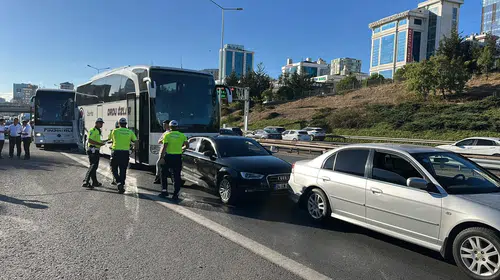TEM Otoyolu'nda korkutan zincirleme kaza: Otobüsler ve otomobiller birbirine girdi