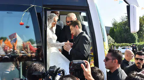 En mutlu günlerinde sürpriz buluşma: Gelin ve damat Erdoğan'ın otobüsüne konuk oldu