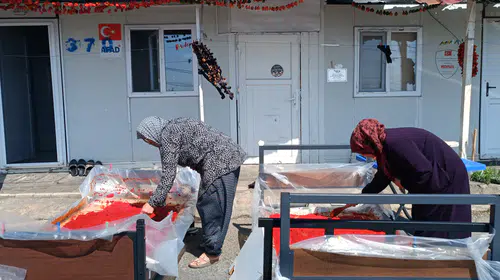 Konteyner kentte kış hazırlığı: Depremzede kadınlar gelenekleri sürdürüyor