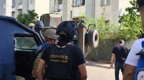 Adana'da nefes kesen operasyon: El bombasıyla eve kapandı
