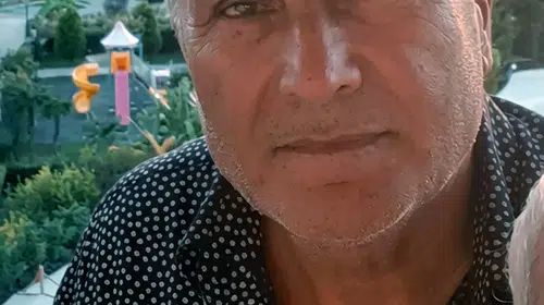 Adana'da feci kaza: Bariyer ile araç arasına sıkışan yaşlı adam yaşam mücadelesini kaybetti