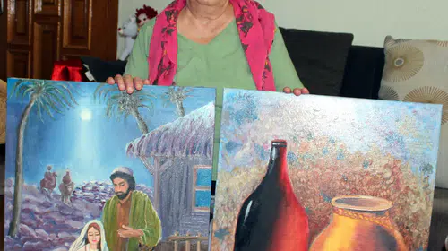 72 yaşında keşfettiği tutkusuyla evini sanat galerisine çevirdi