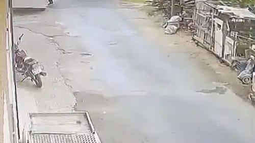 Nazilli'de korku dolu anlar: Kamyonetten sarkan demir küçük kıza çarptı