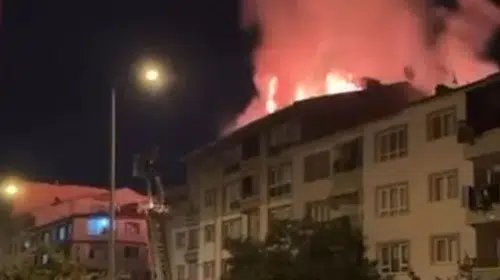Etimesgut'ta geceyi aydınlatan alevler: Apartman çatısında korku dolu anlar