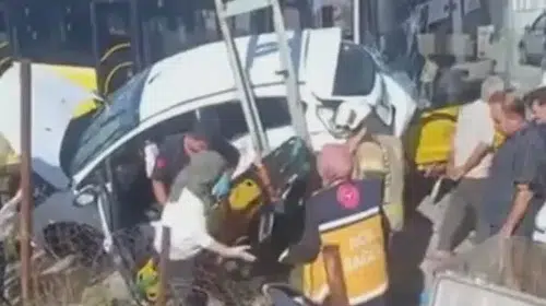 Sultanbeyli'de trafik kazası: Otobüs ve otomobil çarpıştı, aralarında bebek de var