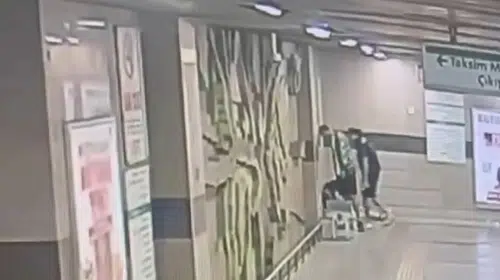 Taksim metrosunda fırsatçı hırsızlık: Uyuyan yolcunun telefonunu böyle çaldı