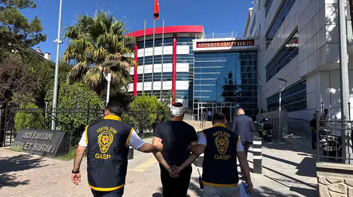 Şiddet mağdurunu kurtarmak isterken bıçaklandı: Saldırgan kısa sürede yakalandı
