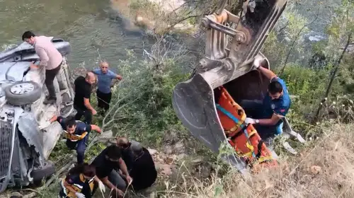 Tunceli'de korkunç kaza: Çay yatağına uçan araçtaki 5 kişi için seferberlik