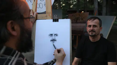 Televizyon ekranındaki Bob Ross tutkusu profesyonel sanat kariyerine dönüştü