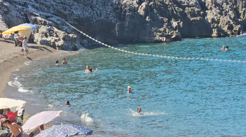 Zonguldak'ta deniz keyfi bitmedi: Kapuz Plajı'nda sezon uzatıldı
