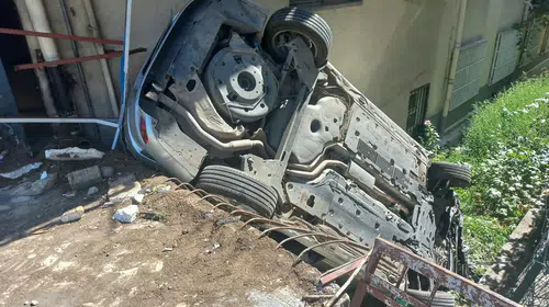 Başkentte korkutan kaza: Kontrolden çıkan otomobil bahçeye uçtu