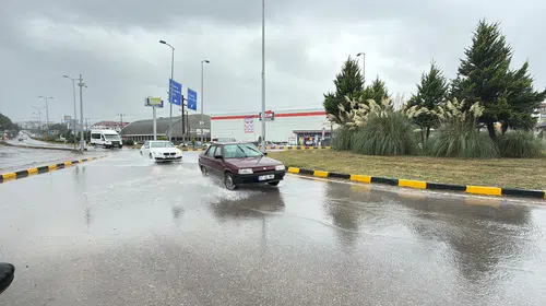 Bartın'da sağanak alarmı: Metrekareye düşen yağış miktarı trafiği felç etti