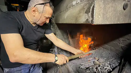 Bartın'ın tarihi sokağında bir asırlık çekiç sesi tek başına yankılanıyor