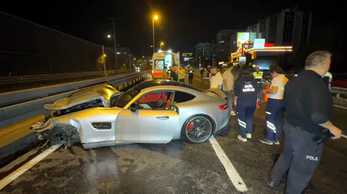 Avcılar'da gece yarısı trafik kazası: İki araç hurdaya döndü