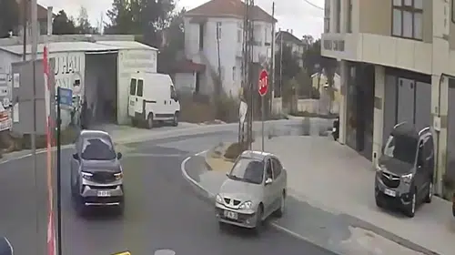 Kapaklı'da şaşkına çeviren anlar: Çarptığı trafik levhasını sökmeye kalkıştı