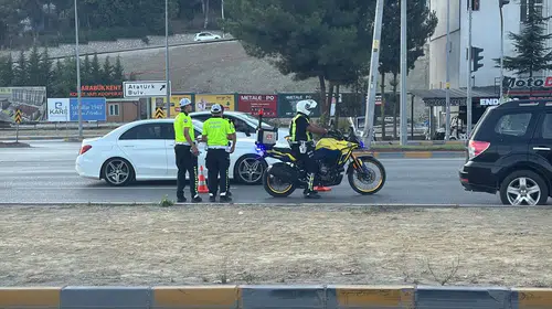 Karabük'te dehşet anları: Yaya geçidinde otomobilin çarptığı vatandaş yaşam mücadelesi veriyor