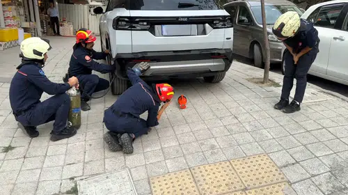 Avcılar'da cipin arka kısmına gizlenen kedi itfaiyeyi harekete geçirdi