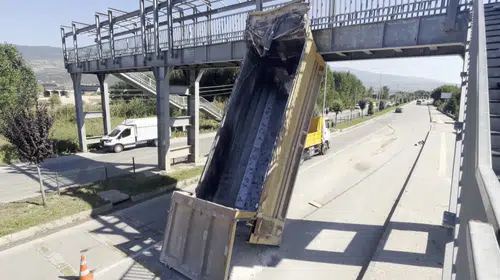 Tokat'ta korkutan kaza: Damperi açılan kamyon üst geçide çarptı