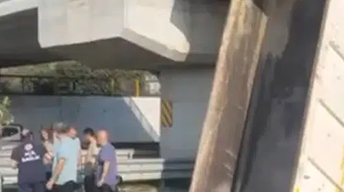 Adana'da trafikte tehlikeli anlar: Kamyon köprüye saplandı