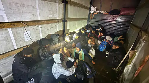 Kamyonetin kasasından çıkan 19 kişi jandarmayı harekete geçirdi
