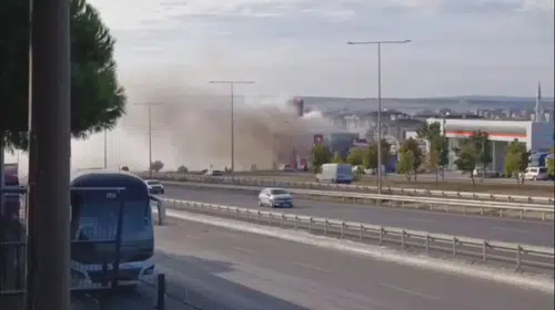 Silivri'de korkutan yangın: Akaryakıt istasyonunun yanı başında alevler yükseldi