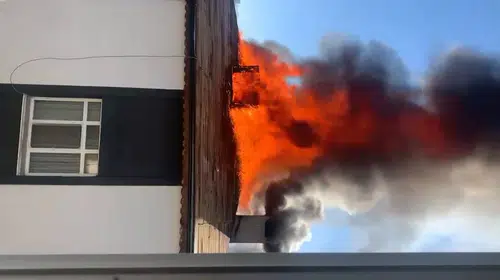 Tuzla'da tadilat faciası: Çatıdaki kıvılcımlar binayı küle çevirdi
