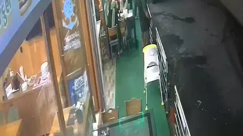 Hopa'da lokantada korku dolu anlar: Müşterinin hayatını saniyelerle kurtardı