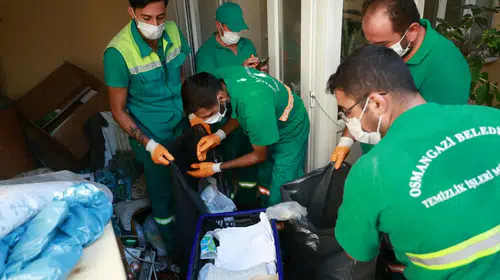 Bursa'da mahalleliyi canından bezdiren ev temizlendi: Tonlarca atık tahliye edildi