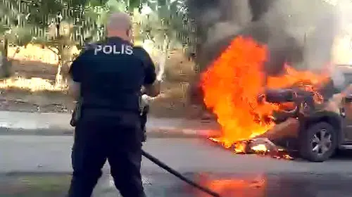 Avcılar'da seyir halindeki araç alev topuna döndü: Yunus polislerinden kahramanca müdahale