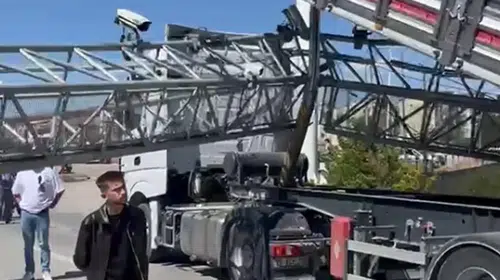 Erzurum'da dikkatsizlik pahalıya patladı: TIR yolu trafiğe kapattı