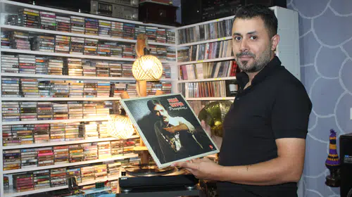Eşinin hediyesiyle başladı, 15 bin parçalık nostalji krallığı kurdu