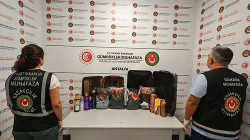 Antalya Havalimanı'nda zehir tacirlerine büyük darbe: 71 milyon liralık metamfetamin yakalandı