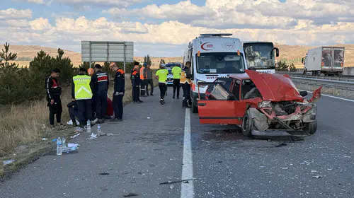Sivas'ta trafik dehşeti: TIR'a çarpan otomobildeki 6 kişi hastanelik oldu