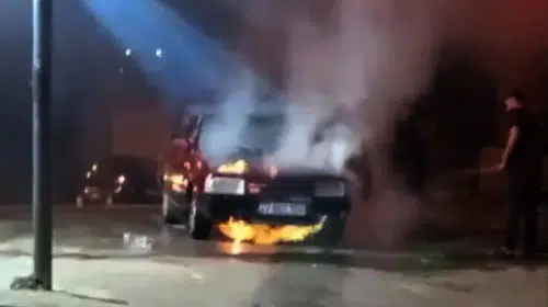 Trafik ışıklarında korku dolu anlar: Otomobil aniden alev aldı