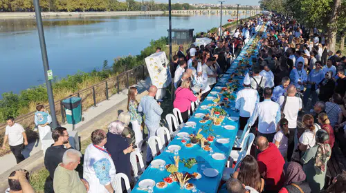 Edirne'de peynir şöleni: 150 metrelik dev sofra kuruldu