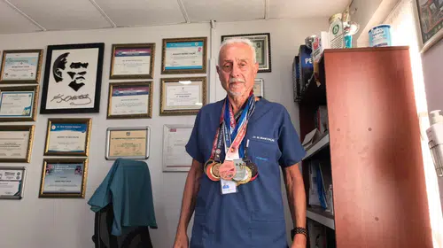 80 yaşındaki çocuk doktoru pistlerin tozunu attırıyor: 98 madalyalık dev kariyer
