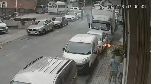 Kağıthane'de korku dolu anlar: Saniyelerle kurtulan otomobil kamerada