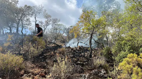 Kemer'de ormanlık alanda korkutan yangın: Ekipler zamanla yarıştı