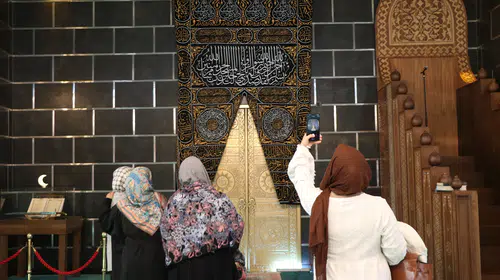 Kayseri'de Kabe esintili cami: Manevi atmosferiyle ziyaretçi akınına uğruyor