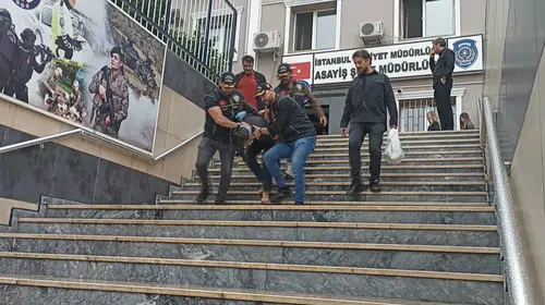 Eyüpsultan Camii'nde namaz sırasında silahlı dehşet: Yüzüne tükürüp saldırdı